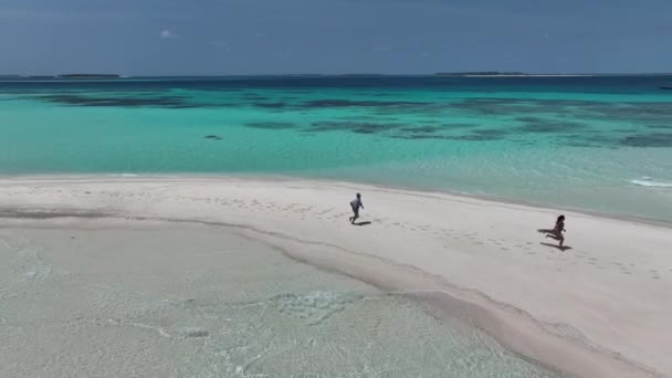 Ρομαντικό Beach Run Κορίτσι Αγώνες Κατά Μήκος Μιας Αμμώδους Ακτής — Αρχείο Βίντεο