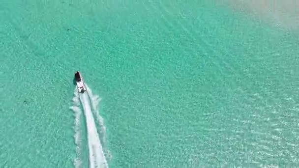 Aerial Salighet Upplevs Ombord Höghastighetsbåt Med Klart Vatten Och Fängslande — Stockvideo