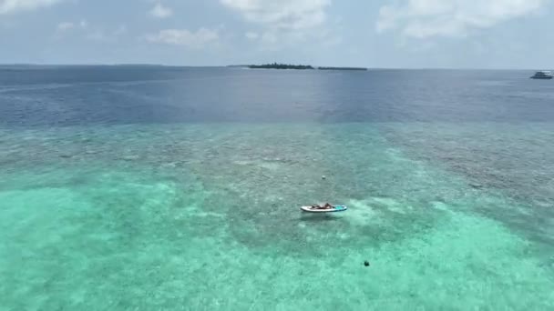Красива Дівчина Витончено Дошки Бірюзових Мальдівських Водах Захоплені Зверху Приголомшливих — стокове відео
