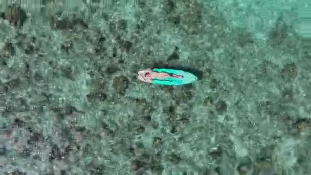 Uma Linda Menina Graciosamente Remo Águas Turquesa Das Maldivas Capturado — Vídeo de Stock