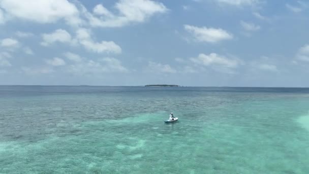 Красивая Девушка Изящно Гребные Доски Бирюзовых Водах Мальдивы Захваченные Сверху — стоковое видео