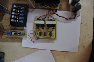 Birbirine bağlı elektronik devreler var. Elektronik devre, transformers, ICs, kablolar, kondansatörler, soket kabloları gibi bileşenlerle donatılmış bir devre kartıdır..