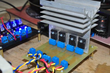 Isıtıcıya bağlı transistörler ısıyı azaltmak için. Bu transistörler güncel güçlendiriciler olarak kullanılır.