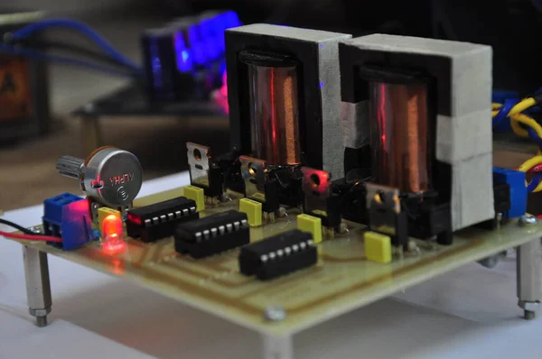 Bir Voltaj Akım Yükselticinin Elektronik Devresi Bir Transformatör Kapasitör Potansiyel — Stok fotoğraf