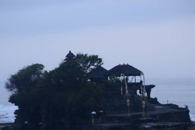 Bali, Endonezya - 19 Eylül 2012: Tanah Lot Tapınağı Endonezya 'nın en kutsal tapınaklarından biridir. Burada büyük bir kayanın üzerinde iki tapınak var..