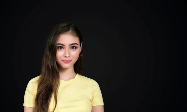 Fiatal Ázsiai Lány Hosszú Sötét Hajú Néz Kamera Enyhe Mosollyal — Stock Fotó