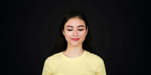 Zbliżenie Portret Młodej Azjatki Uśmiechniętej Dziewczyny Zamkniętymi Oczami Ciemnymi Włosami — Zdjęcie stockowe