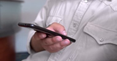 Akıllı telefon kullanan bir adamın eli. İnternet sayfalarına göz atarken akıllı telefondan erkeklere seçici bir şekilde odaklan.