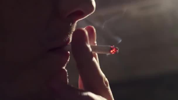 Close Lábios Cara Liberando Fumaça Cigarro Vista Lateral Fundo Embaçado — Vídeo de Stock