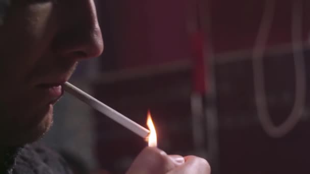 Joven Enciende Cigarrillo Encendedor Perfil Primer Plano Macro Wiev — Vídeos de Stock