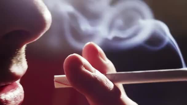 Primer Plano Tipo Sostiene Cigarrillo Entre Dos Dedos Fuma Fumar — Vídeos de Stock