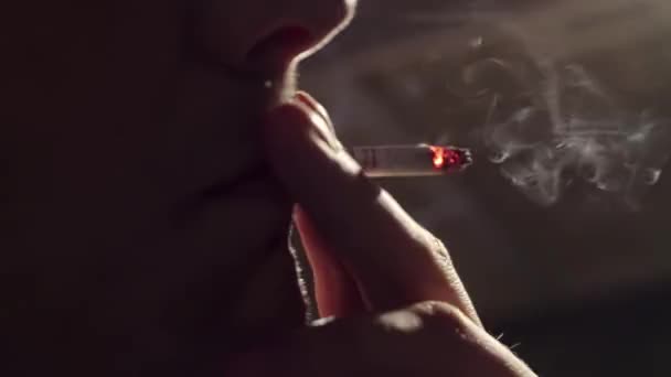 Extrêmement Gros Plan Mec Allumé Cigarette Léché Ses Lèvres Libéré — Video