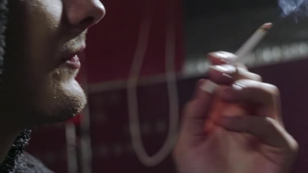 Killen Slickar Läpparna Tänder Cigarett Andas Rök Närbild — Stockvideo
