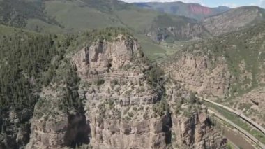 Nefes alan bir kaya yüzeyi güzel düzenlenmiş dairesel bir şekilde bir drondan 4K ile dosyalanmış..