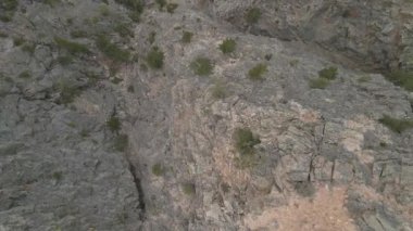 Dağ kayalıkları bir İHA tarafından oluşturulan tepeden aşağı görünüm