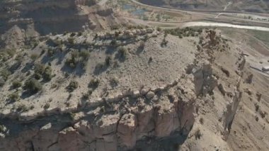 Grand Junction Colorado yakınlarındaki çölde dağın tepesinde ve görünen bitki örtüsü var..