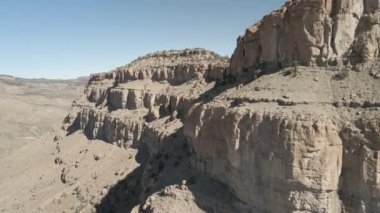 Kolorado 'da bir çölde, Utah hattının yakınındaki bir kanyonun üzerinde Mavic insansız hava aracıyla uçuyor.