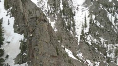 Keskin kayalıklar 4K 'da bir İHA ile uçuyor.