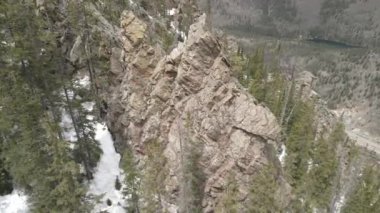 Colorado 'da kışın bir dağ yamacında sivri uçlu kayalar 4K' da İHA 'yla çekildi.