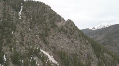 Dağın tepesine tırmanmak, kaya kaymalarını gören bir dronla tırmanmak tehlikelidir.