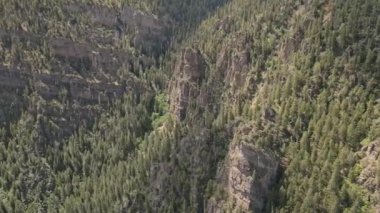Colorado 'daki taş ve çam kanyonu 4K çözünürlüklü bir drondan çekilen kendi gözleriyle görülmesi gereken destansı bir manzara.