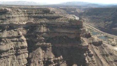 Colorado 'nun doğu yakasında çalılıkları olan kum katmanları..