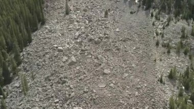 Dağ yamacında büyük bir kaya kayması 4K 'da dağa tırmanan bir dronla çekildi..