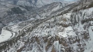 Kış soğuğunda bir dron vasıtasıyla aşağıdaki köyle bir dağın tepesinde uçmak..