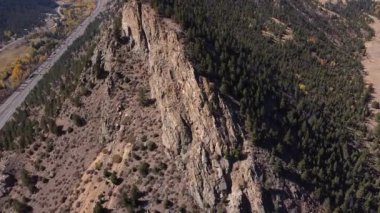 Colorado 'da dağın zirvesinde kayalar ve diğer tarafta ağaçlar var..