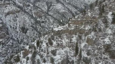 Dağın tepesinde, kışın beyaz manzaralı 4K 'da bir dronla çekildi.