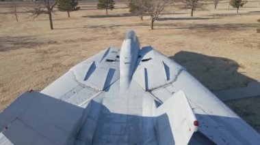 F-18 Kansas 'ta 4K' da bir İHA ile uçuyor.