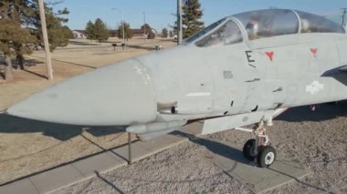 F-18 Kansas 'ta 4K' da bir İHA ile uçuyor.