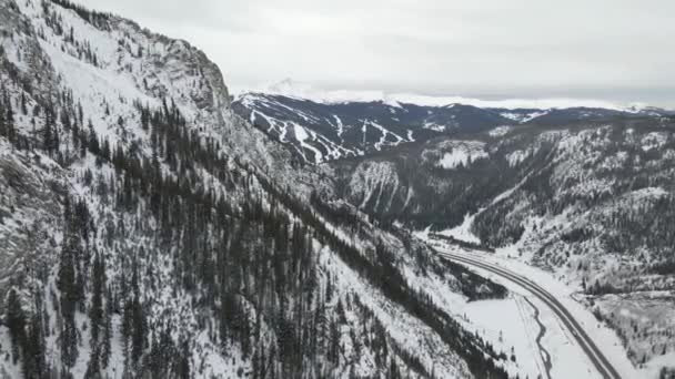 Neve Coberto Montanhas Voo Drone Com Interestadual Abaixo Picos Esqui — Vídeo de Stock