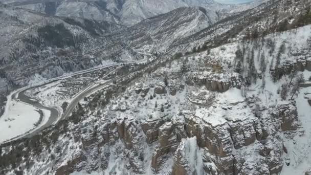 Voando Torno Pico Montanha Com Aldeia Abaixo Através Drone Inverno — Vídeo de Stock
