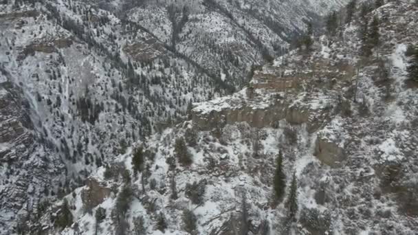 Mountain Top Kilátással Lent Fehér Tél Filmezett Egy Drón — Stock videók