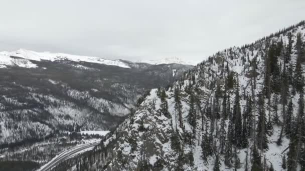 Vârf Munte Zăpadă Frumoasă Interstat Jos Dintr Vedere Păsărilor — Videoclip de stoc
