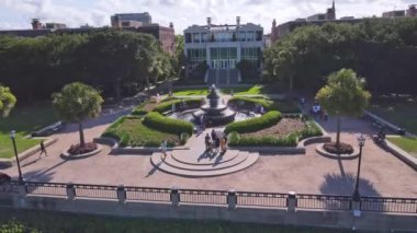 Güney Carolina 'daki çeşme, Charleston' da, pek çok insan eğleniyor.. 