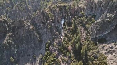 Nevada yakınlarındaki yüksek dağlardaki bir dağ sırasının tepesindeki keskin dağ uçurumları bir insanın gitmeye kalkışmasının tehlikeli olacağı yerler..