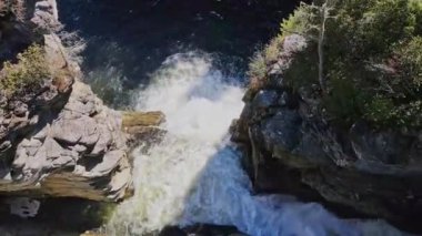 Şelale Amerika 'nın doğu kıyısındaki iki kaya duvarının arasına düşüyor.