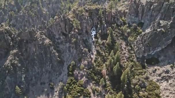 加利福尼亚州内华达州附近高山山脉的山顶上 陡峭的山崖对一个人来说是很危险的 — 图库视频影像