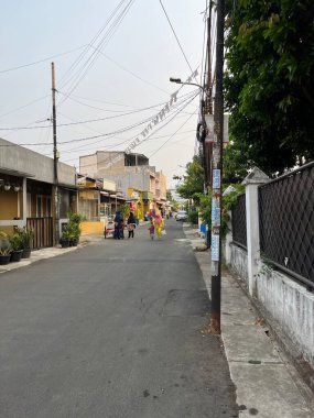 Jakarta konut komplekslerinde yollar