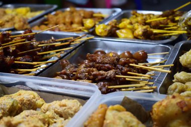 Wedangan 'da çeşitli yiyecek ve mezeler satılır. Wedangan ya da Angkringan Endonezya 'da bir etnik restorandır..