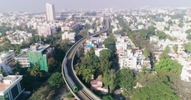 Namma metro treni Bangalore, Hindistan 'da demiryolunda ilerliyor, hava manzarası, modern ulaşım, demiryolu ağı