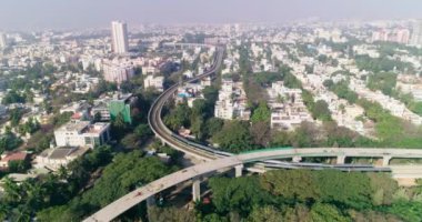 Namma metro treni Bangalore, Hindistan 'da demiryolunda ilerliyor, hava manzarası, modern ulaşım, demiryolu ağı