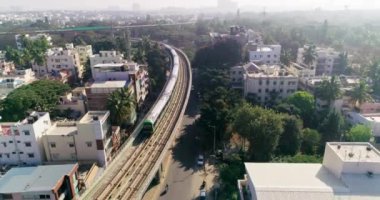 Namma metro treni Bangalore, Hindistan 'da demiryolunda ilerliyor, hava manzarası, modern ulaşım, demiryolu ağı