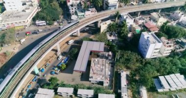 Namma metro treni Bangalore, Hindistan 'da demiryolunda ilerliyor, hava manzarası, modern ulaşım, demiryolu ağı