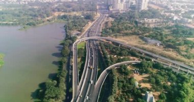 Sıradan bir günde trafik akışı Bangalore 'da bir üstgeçitte. Göl kenarında.