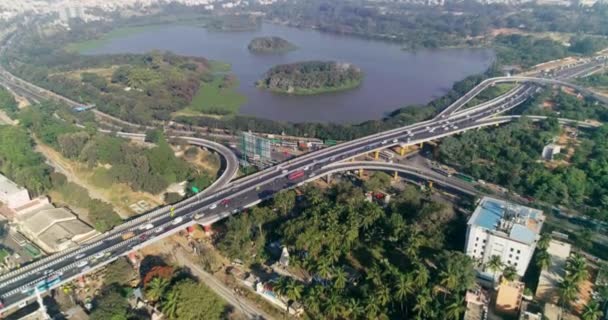 Dopravní Tok Pravidelný Den Nad Přeletem Bangalore Lake Side Aerial — Stock video