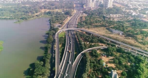 Trafikflöde Vanlig Dag Över Viadukt Bangalore Lake Side Antennen Ovanifrån — Stockvideo