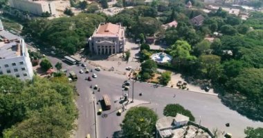 Yoğun güneşli bir günde Bangalore, Hindistan 'daki trafiğin dairesel görüntüsü